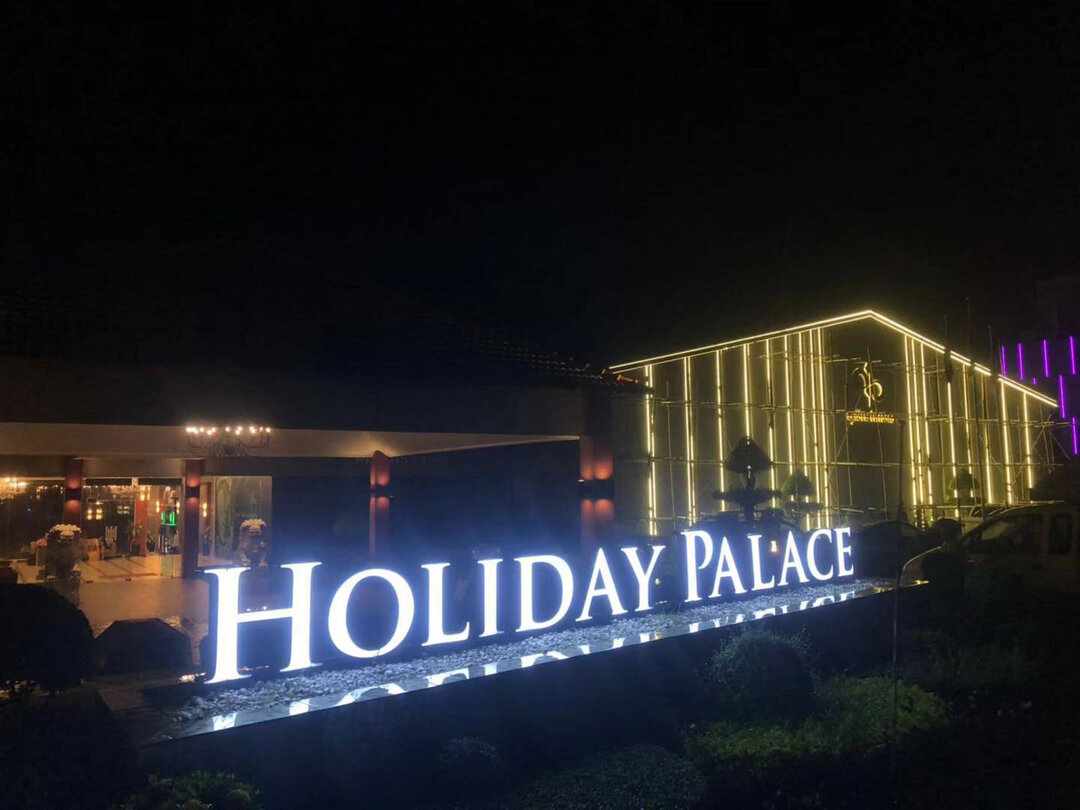 Gioi thieu ve Holiday Palace Hotel & Resort